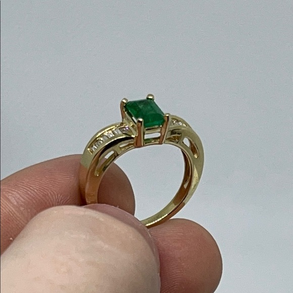 Lady’s 14K Gold Emerald & Diamond Ring Size 7 - Picture 6 of 8